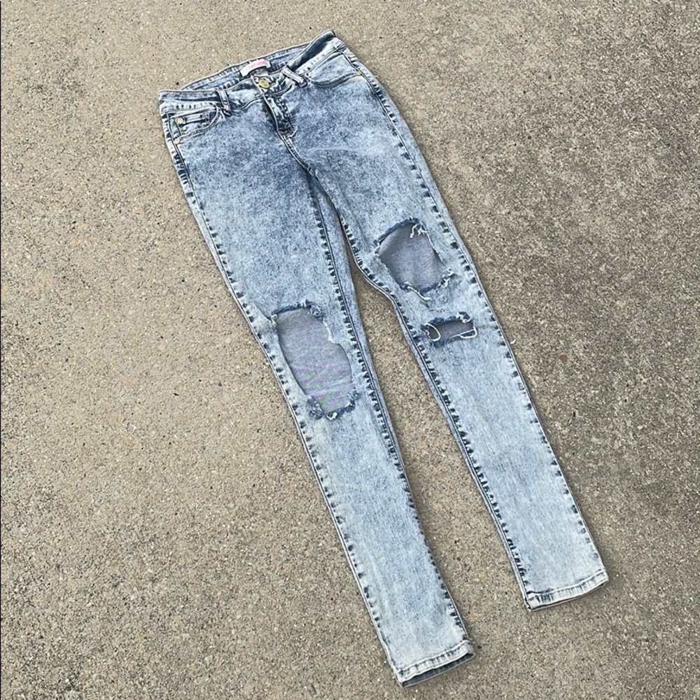 Refuge Ripped Jeans